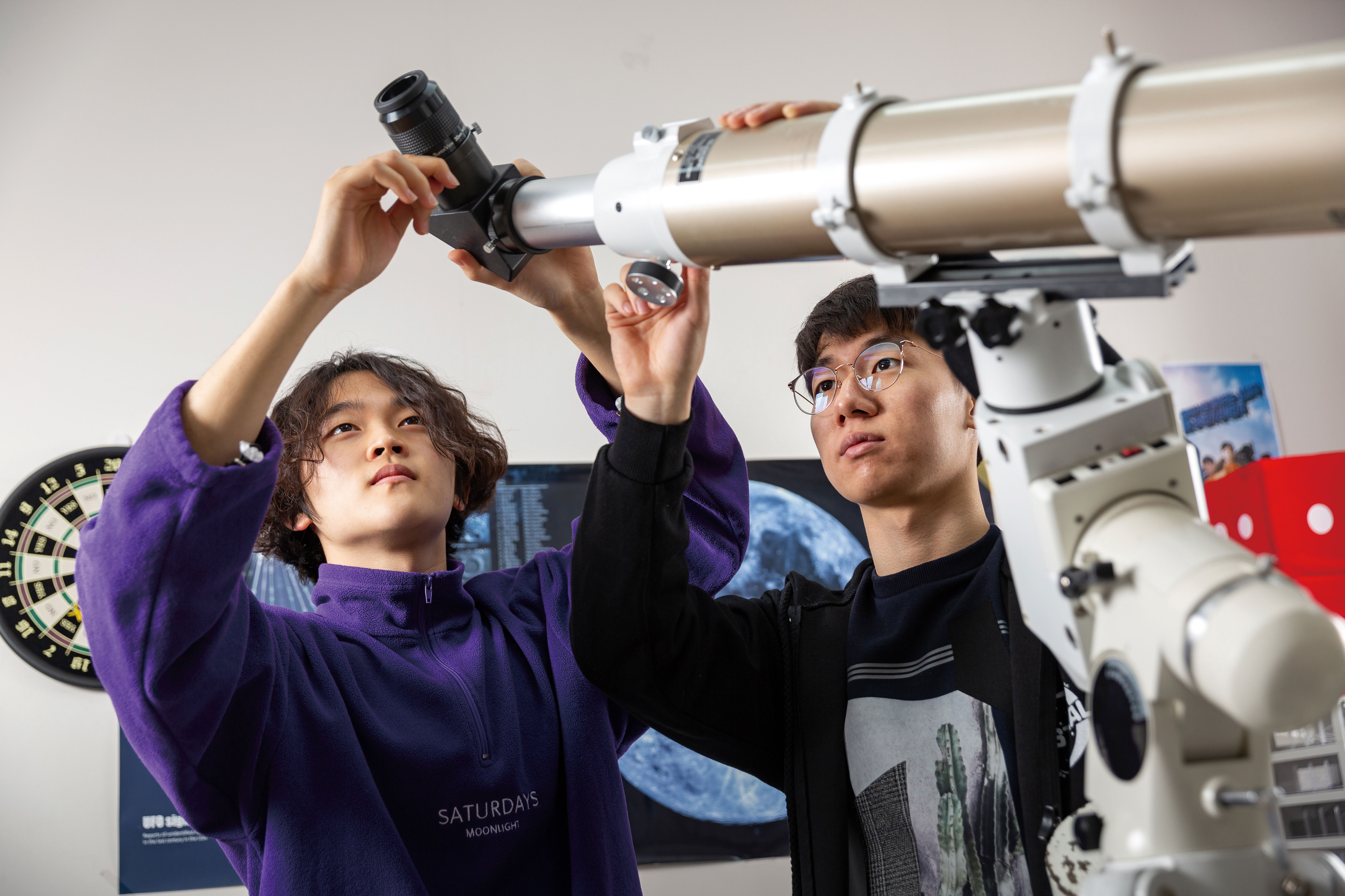 천체관측 장비를 살펴보고 있는 학생들 | 사진: 안홍범