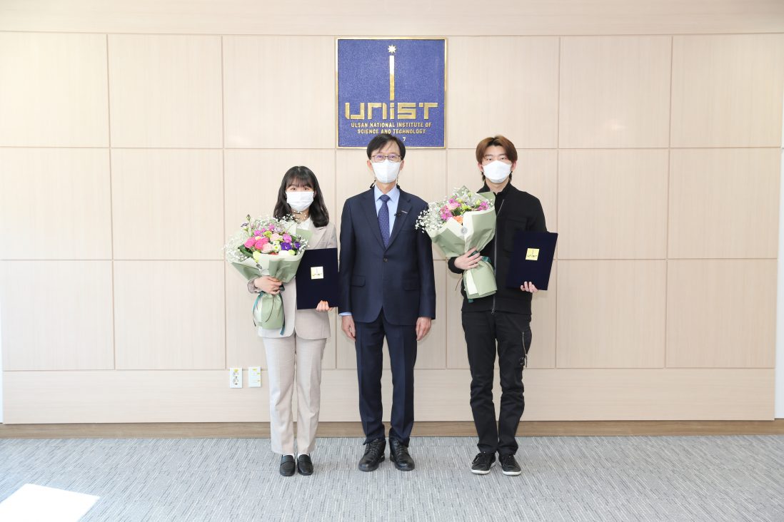 [사진] 2021년 신입생 대표로 선서를 진행한 오재호(오른쪽), 김원영(왼쪽) 학생