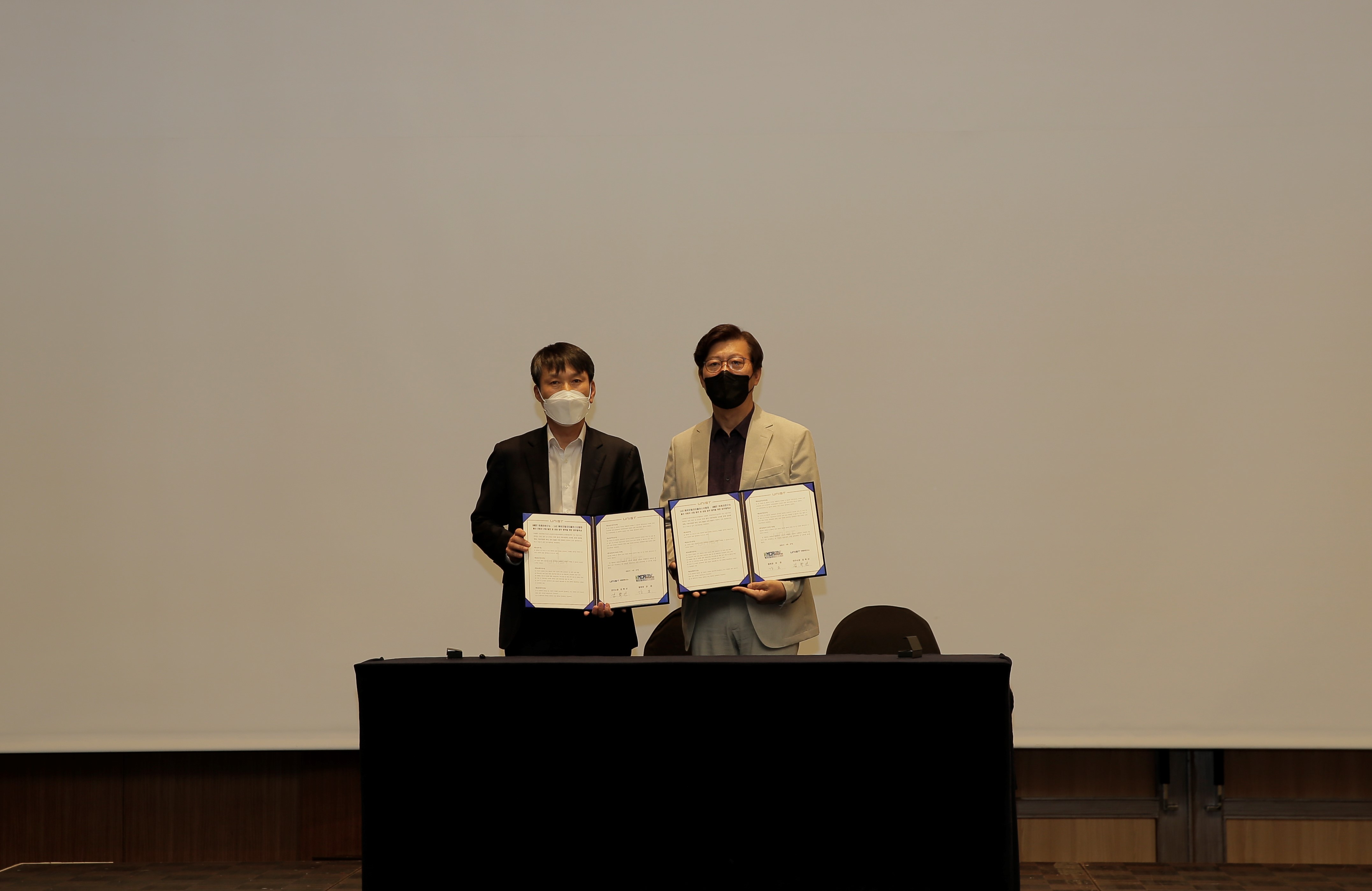 미래차연구소와 케이모빌리클러스터협회가 업무협약을 체결했다. 강돈 회장(왼쪽)과 김학선 소장(오른쪽) | 사진: 김경채