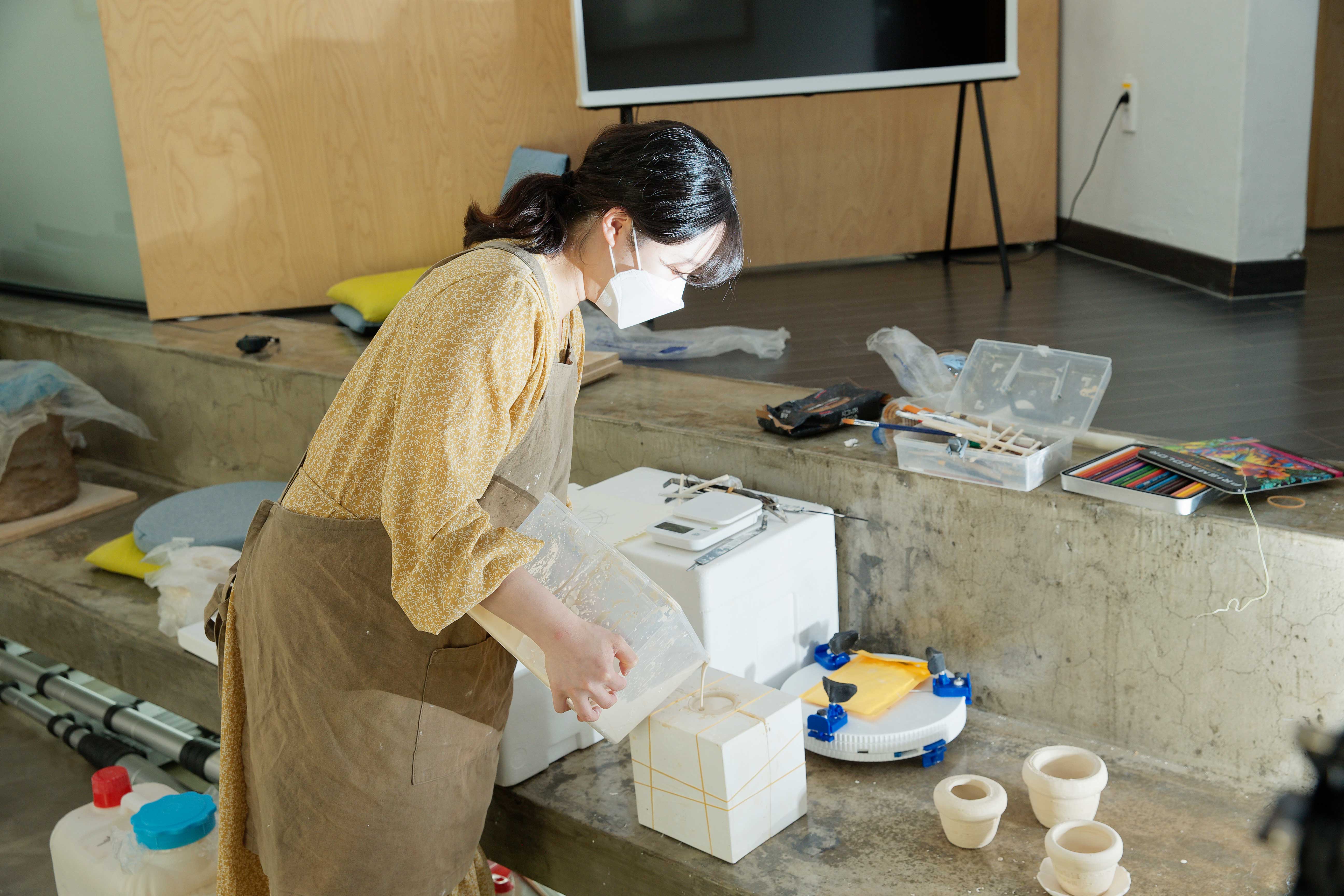 커피찌꺼기 등이 포함된 배합재료로 도자기를 만들고 있는 이예나 작가 | 사진: 김경채