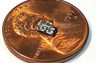 연구그림대표이미지-직경이-약-1.9mm인-1센트-동전-위에-올려진-초소형-열전-모듈.jpg