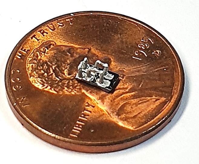 그림1. 직경이 약 1.9mm인 1센트 동전 위에 올려진 초소형 열전 모듈