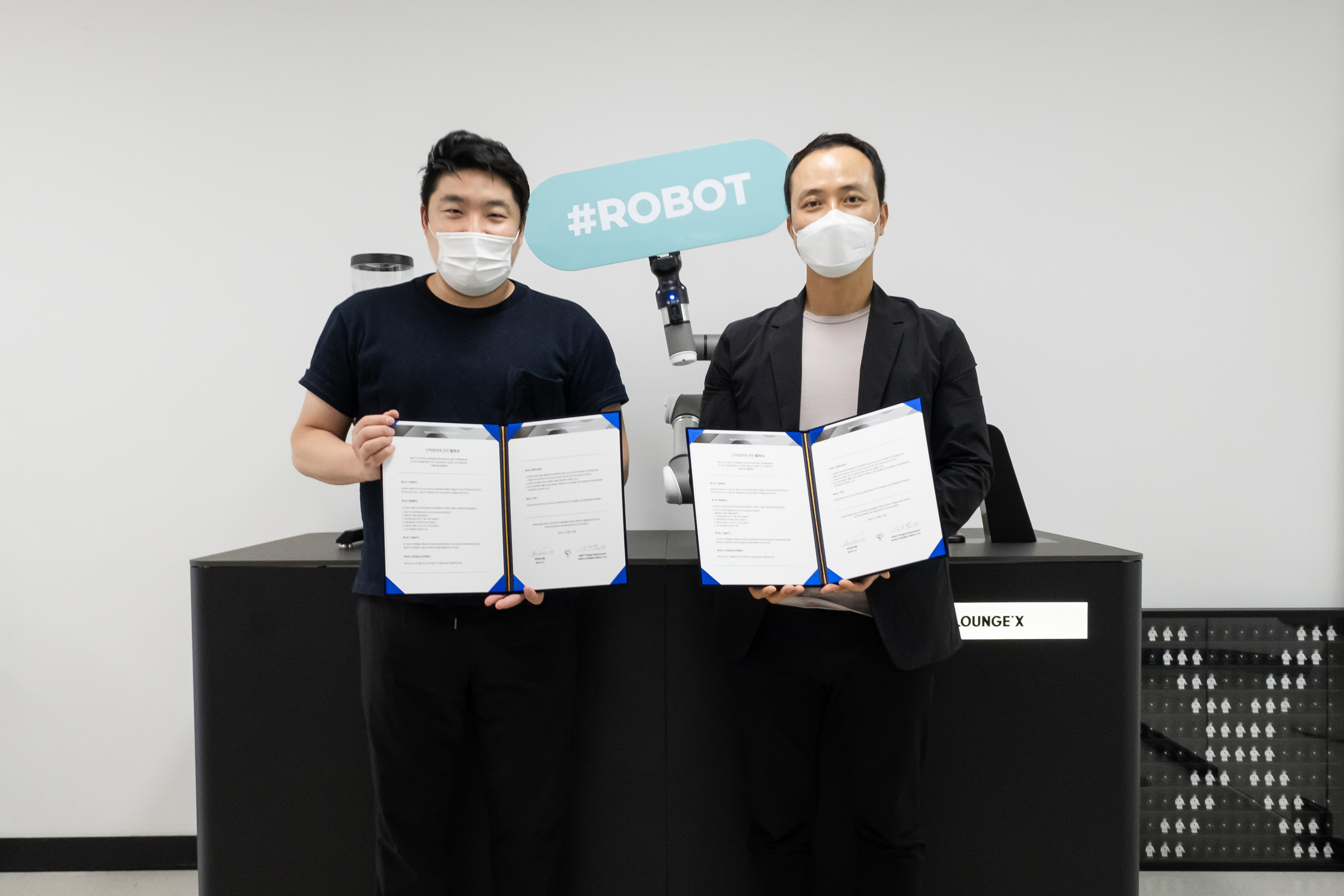 황성재 라운지랩 대표(왼쪽)과 김차중 UNIST 디자인학과장(오른쪽) | 사진: 디자인학과 제공