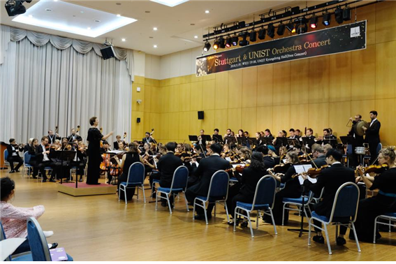 독일 명문대학교 소속 Stuttgart Orchestra의 무대가 Unist에서 열렸습니다. 자리를 빛내주기 위해 UNISTRA가 함께 참여하였습니다. | 사진: UNISTRA