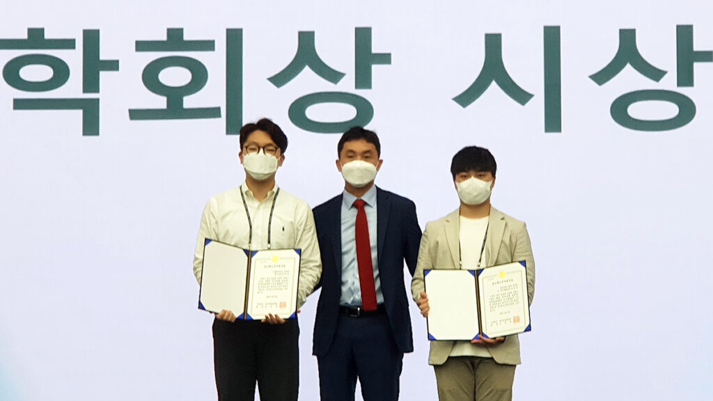 13일(금) 한국공업화학회 춘계 학술대회에서 수상한 박진우 학생(맨 오른쪽)의 모습. | 사진 제공: 박진우