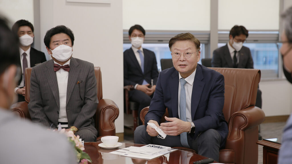 김연수 서울대학교병원 원장이 UNIST 대학본부 접견실에서 환담을 나누고 있다. | 사진: 김경채