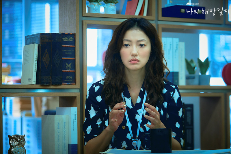 JTBC 드라마 에서 배우 이엘이 연기한 염기정은 상사가 자신에게만 로또를 주지 않는다고 분노한다. | 사진 출처: 나의 해방일지 웹사이트