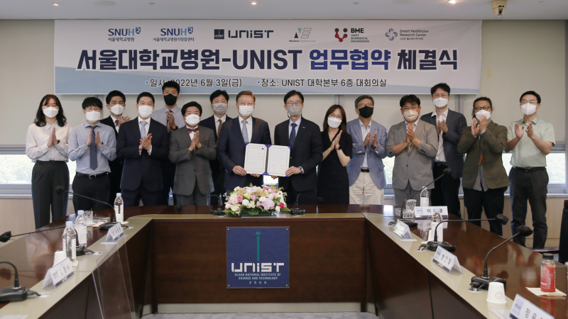3일 오전 11시 UNIST에서 UNIST와 서울대학교병원의 MOU가 체결됐다. 가운데 협약서를 든 왼쪽 사람이 김연수 서울대학교병원장이고, 오른쪽이 이용훈 UNIST 총장이다. | 사진: 김경채