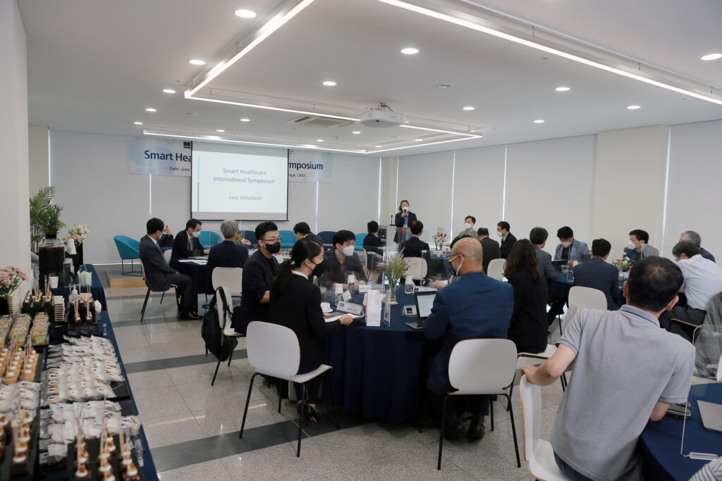 6월 29일(수) UNIST 해동홀에서 열린 '스마트 헬스케어 국제 심포지엄'에서 조형준 교수가 행사를 진행하고 있다. | 사진: 김경채