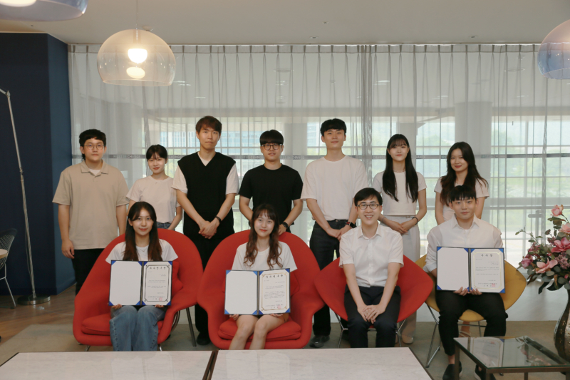 실전형 교육에 참여한 결과로 한국산업경영시스템학회에서 수상한 산업공학과 학생들의 모습. 이들은 모두 권상진 교수앞줄 왼쪽에서 세 번째)가 지도한 학생들이다. | 사진: 김경채