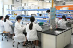 '2022-UNIST-기초과학캠프'-중-화학실험-장면-(1)