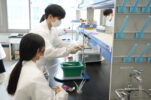 '2022-UNIST-기초과학캠프'-중-화학실험-장면-(2)
