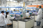 '2022-UNIST-기초과학캠프'-중-화학실험-장면-(5)