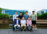 [연구진] 참여연구진이 UNIST 가막못 앞에서 촬영했다. 앞줄 왼쪽 첫 번째가 김태헌 울산대 교수, 두 번째가 오윤석 교수