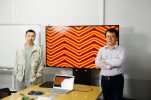 [연구진] 이번 연구를 주도한 패이 리(Pai Li) 박사(왼쪽)와 펑 딩(Feng Ding) 특훈교수(오른쪽)가 금(111)의 나노 표면을 배경으로 촬영했다