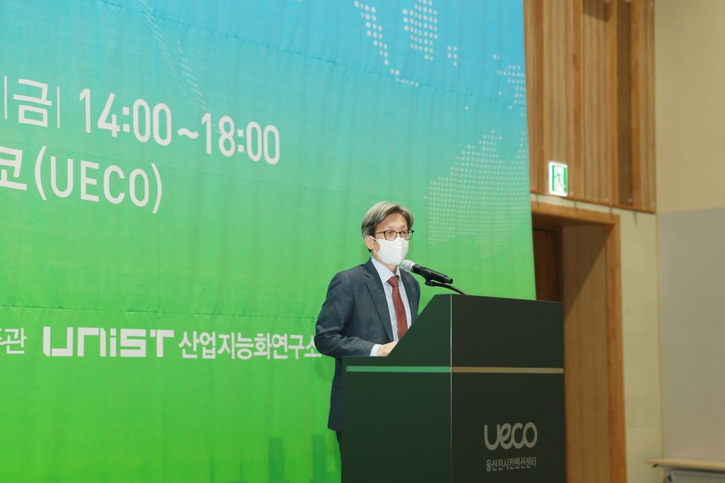 이재용 UNIST 부총장이 '울산 글로벌 제조혁신 포럼 2022'에 대한 축사를 전했다. | 사진: 김경채