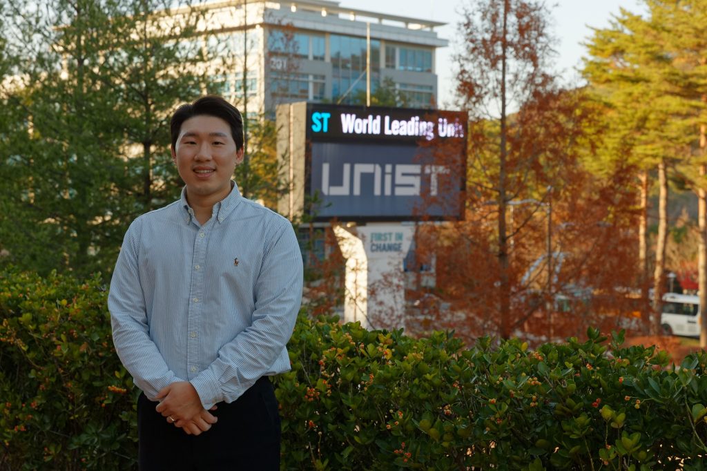 마경열 박사가 UNIST 미디어타워를 배경으로 기념사진을 촬영했다
