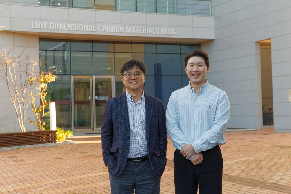 신현석 교수(왼쪽)와 마경열 박사(오른쪽)가 UNIST 저차원탄소혁신소재연구센터 건물 앞에서 활짝 웃고 있다