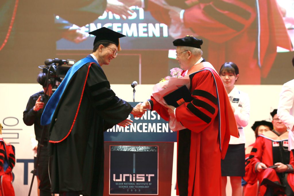 서남표 MIT 명예교수가 UNIST 명예박사 학위를 수여 받고 있다. 