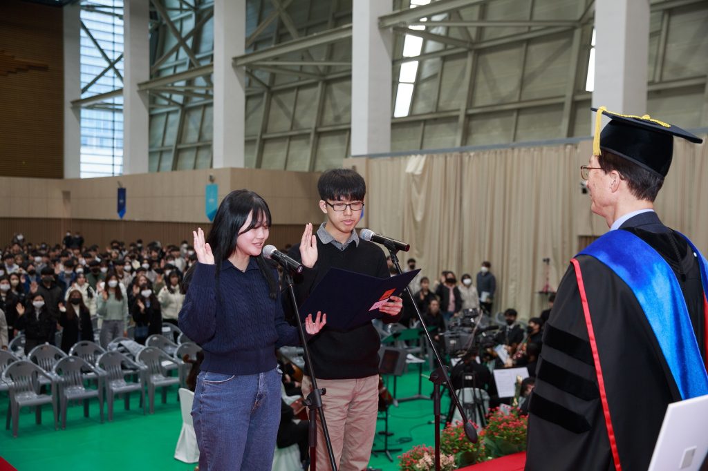 사진3. 2023 UNIST 입학식 신입생 선서를 하고있는 신입생대표 | 사진: 김경채