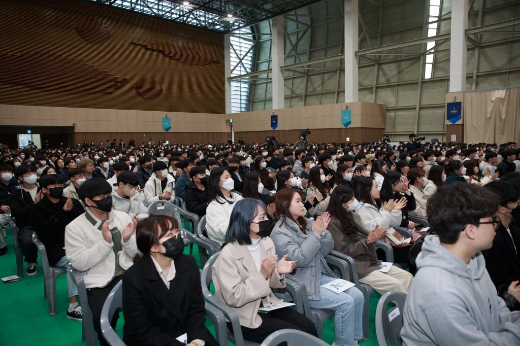 사진5. 2023 UNIST 입학식에 참여한 신입생 모습