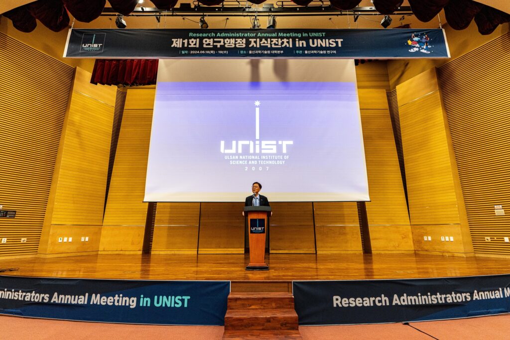 이용훈 UNIST 총장이 축사를 전했다. l 사진: 엄동섭