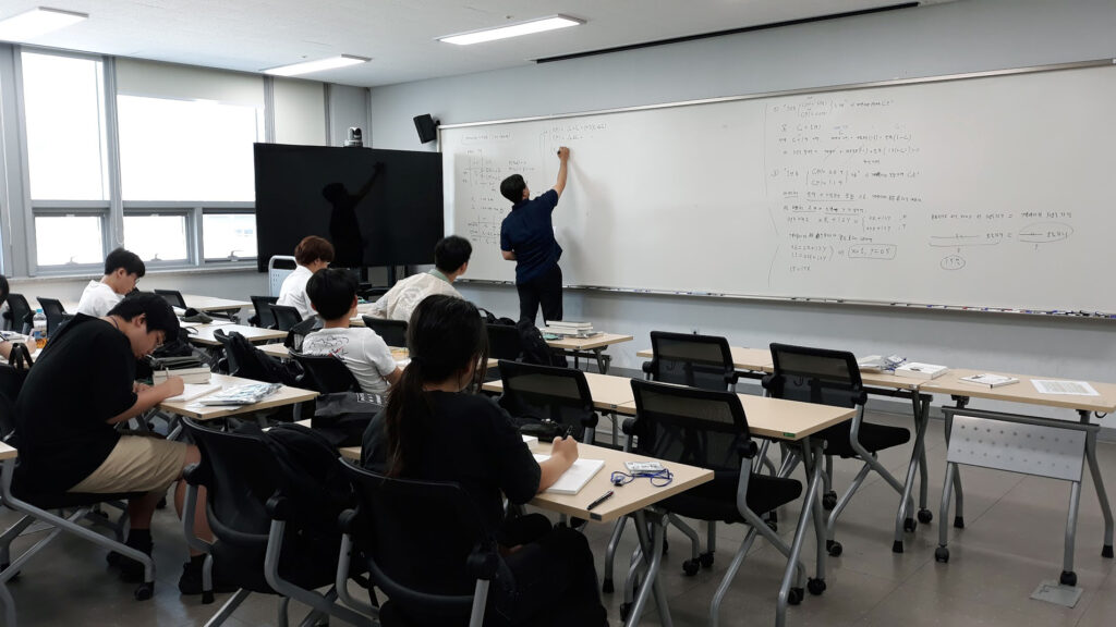 최진혁 교수가 '금융수학의 기초' 주제로 특강을 진행하고 있다. l 사진: 자연과학대학