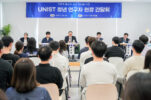 [행사사진] 박상욱 수석이 UNIST 청년 연구자들과의 간담회에서 이공계 활성화 방안에 대해 의견을 나누고 있다. (1)