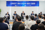 [행사사진] 박상욱 수석이 UNIST 청년 연구자들과의 간담회에서 이공계 활성화 방안에 대해 의견을 나누고 있다. (2)