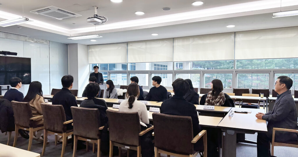 선행과 업적으로 학교의 명예를 높인 14명의 학생들이 모여 성과를 나누고 있다. l 사진: 학생팀