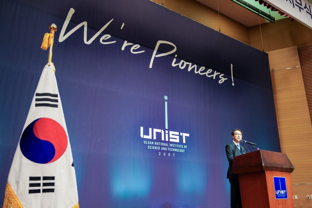 박종래 총장이 2025년 시무식에서 UNIST 구성원들에게 신년사를 전하고 있다. l 사진: 엄동섭