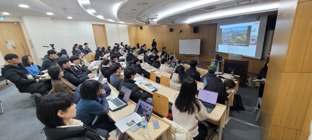 워크숍에서는 안토니 가우디의 자연 기반 디자인 접근법을 중점적으로 다뤘다.