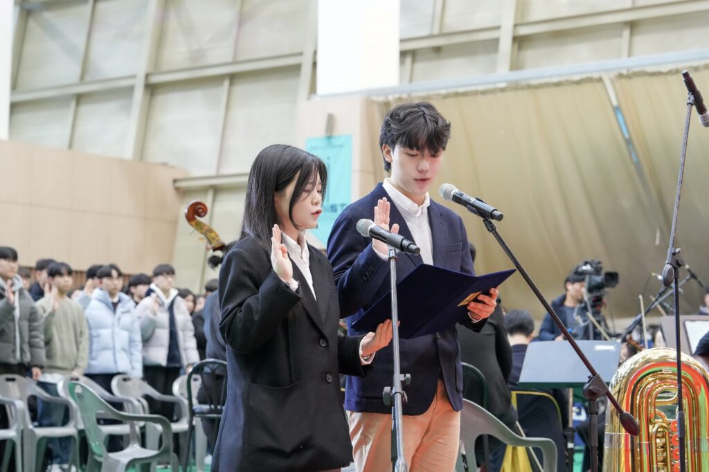 백창준, 김어진 학생이 신입생 대표 선서를 하고 있다. l 사진: 엄동섭