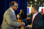 [사진] 김정범 교수(오른쪽)가 아쇼크 핀토(Ashok Pinto) 셀렉트USA 대표로부터 우승을 축하받고 있다