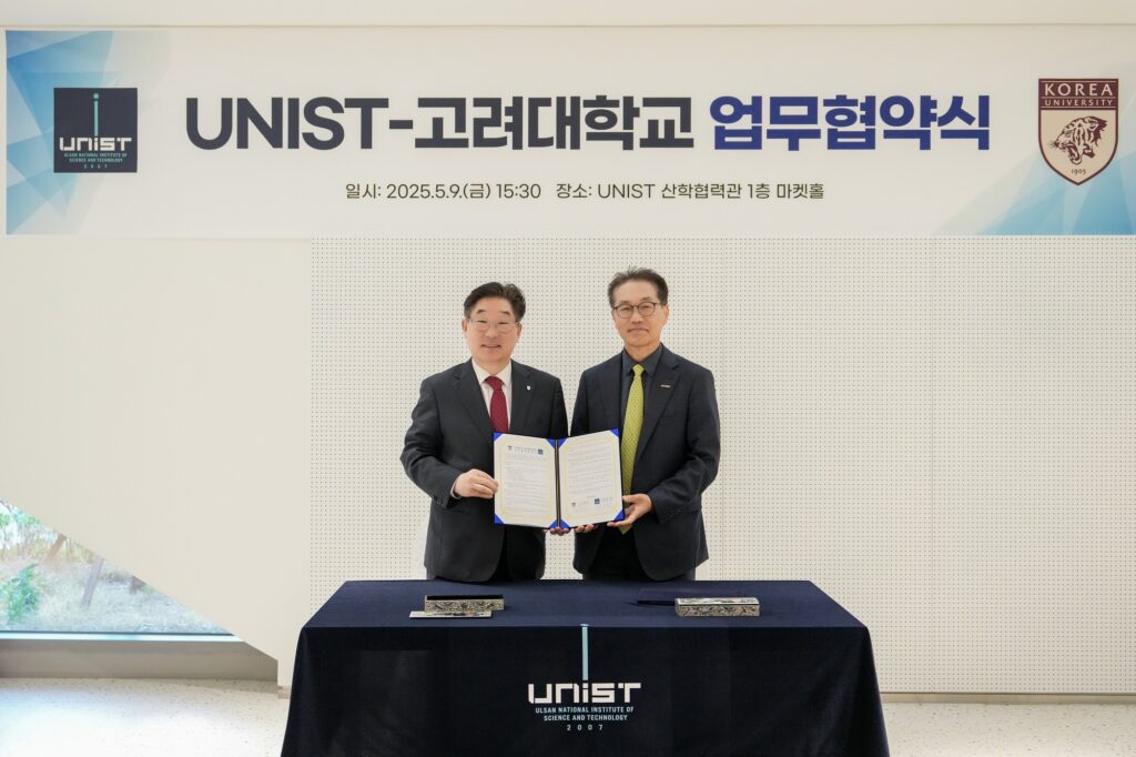 업무협약 체결 후 기념사진을 촬영한 박종래 총장(오른쪽)과 김동원 고려대 총장(왼쪽).