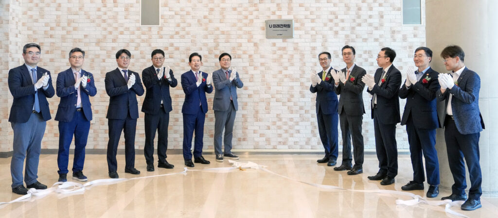 개원식 참석자들이 U미래전략원 현팍 제막 후 박수치고 있다.