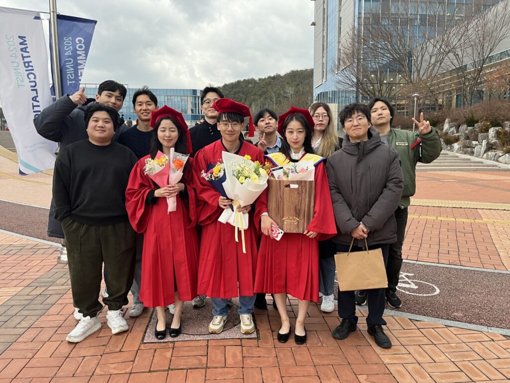 임치현 교수(앞줄 가장 오른쪽)는 산업 실전형 교육을 제공한 모범 사례로 주목 받고 있다.