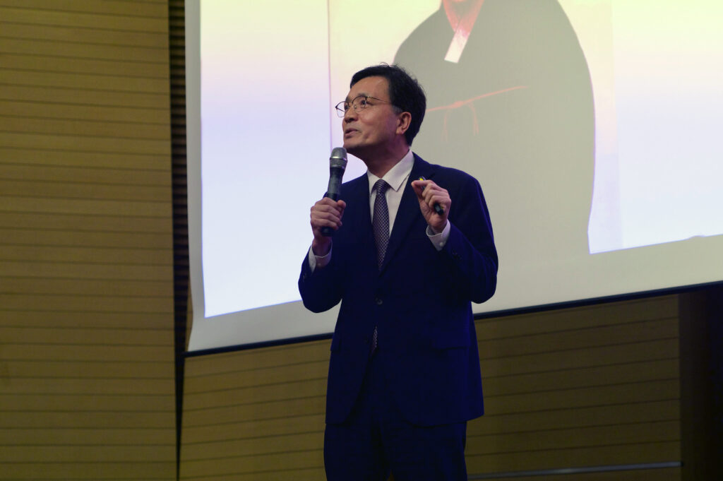 김세신 청렴연수원장이 특강에서 청렴의 본질과 모범 사례를 전하고 있다.