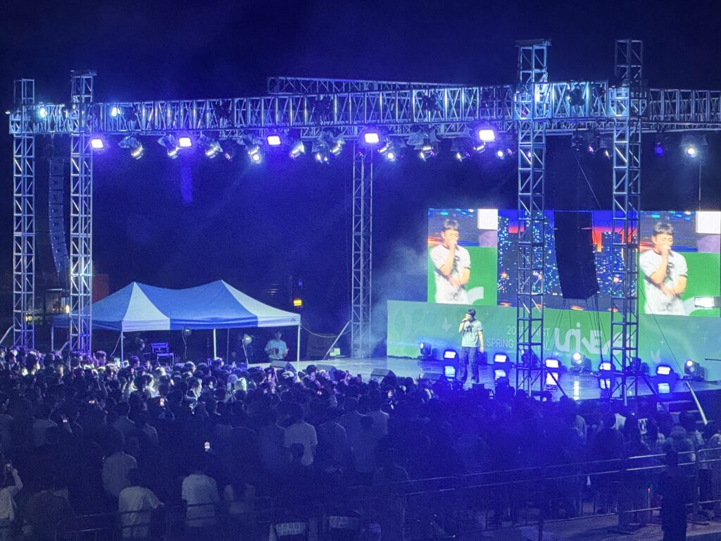 관람객이 가득 찬 무대 앞에서, 초청가수 래원과 헤이즈의 공연이 축제 클라이맥스를 장식했다.