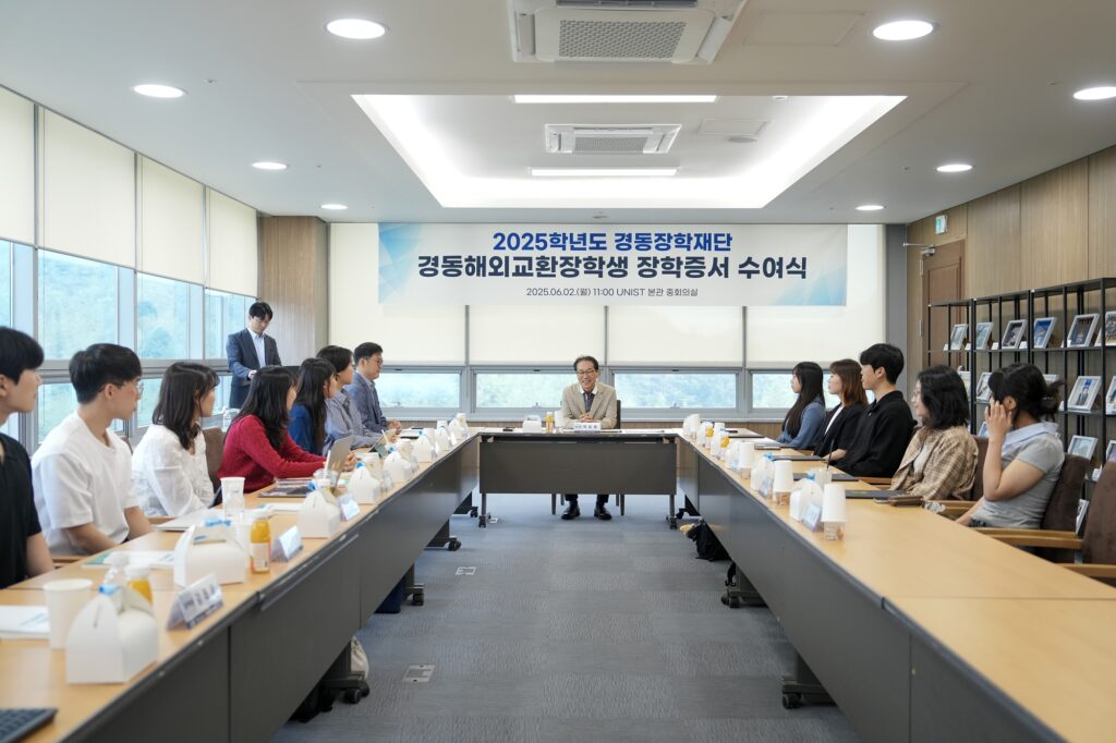 박종래 경동장학재단 이사장이 장학생들에게 격려 인사를 전하고 있다.