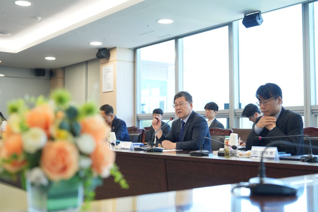 이광우 상임감사가 디지털 감사 활용 방안을 논의하고 있다. l 사진: 이덕기