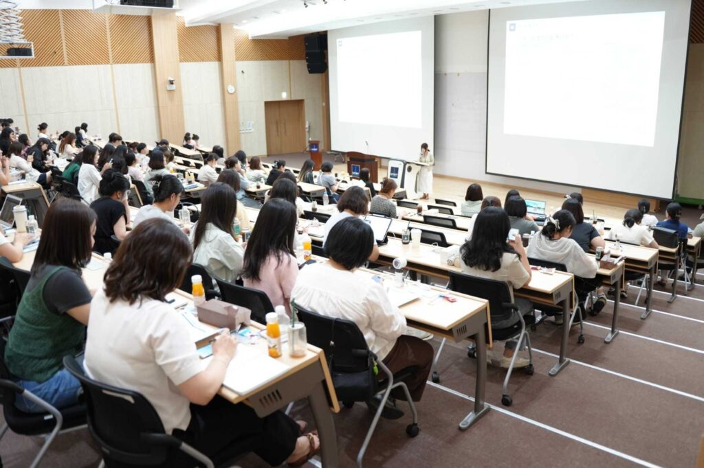 화학과행정실 신하나 팀원이 연구과제 관리 노하우를 전하고 있다.