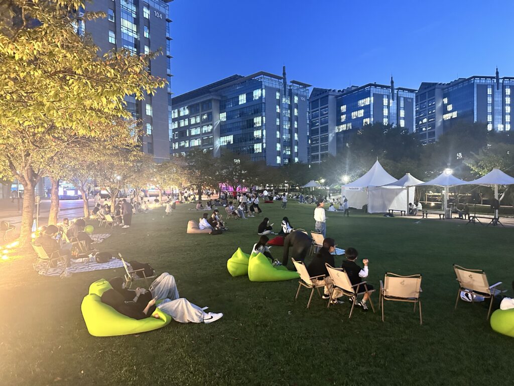 저녁 무렵 노벨동산 잔디광장은 ‘가을 별빛 영화제’ 무대로 탈바꿈했다.