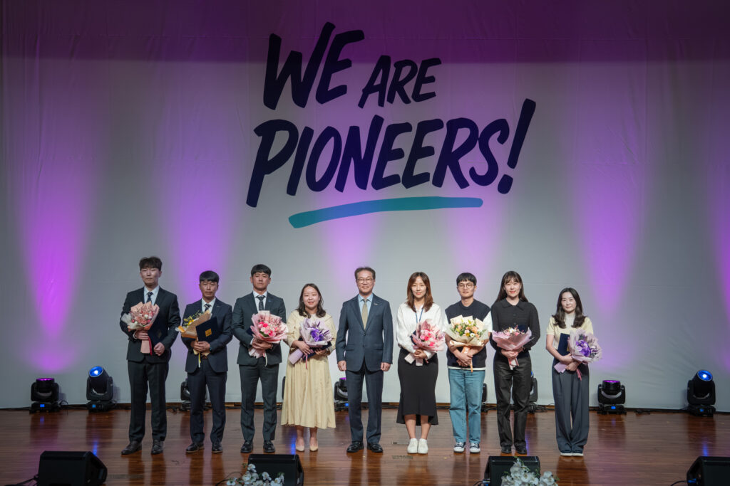 직원상 시상에서 대상과 최우수상(기관공헌·개선혁신·소통협업 부문) 수상자들이 기념사진을 촬영하고 있다.