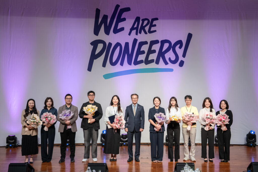 직원상 시상에서 대상과 우수상(개혁혁신·소통협업 부문) 수상자들이 기념사진을 촬영하고 있다.