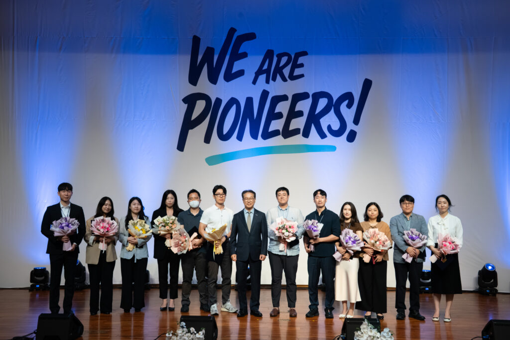 직원상 시상에서 대상과 우수상(기관공헌 부문) 수상자들이 기념사진을 촬영하고 있다.