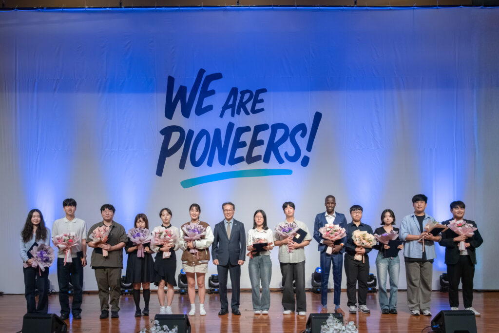 15명의 학생들이 학생 공로 포상을 받고 기념사진을 촬영하고 있다.
