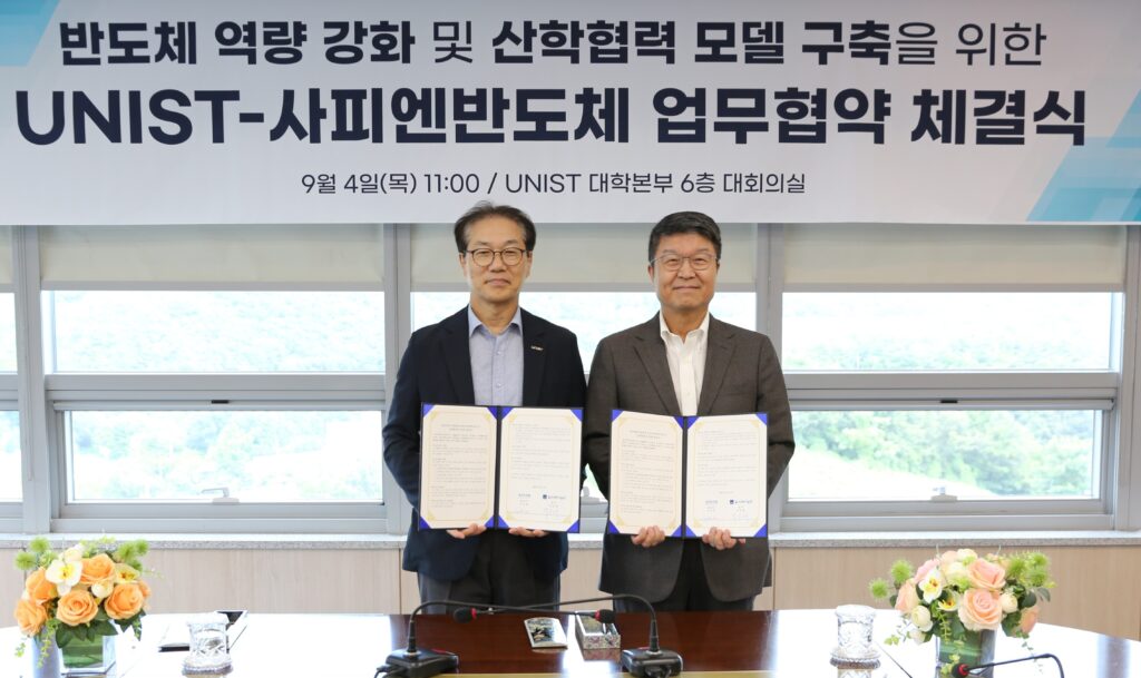박종래 총장과 이명희 대표가 협약을 체결하고 기념사진을 촬영하고 있다.