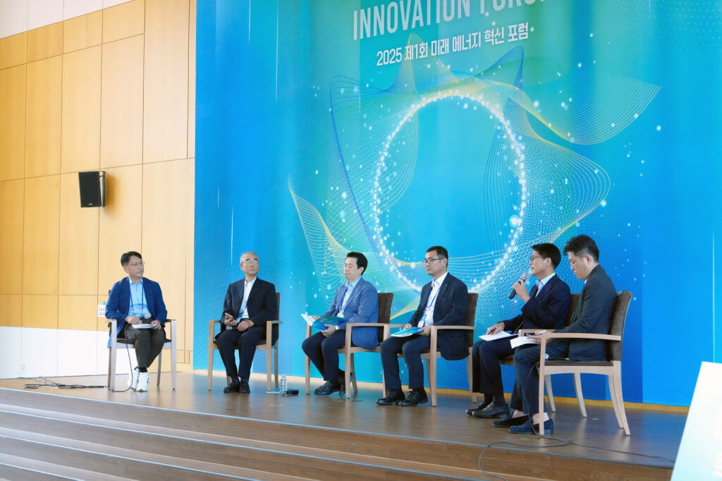 산·학·연·관 전문가들이 ‘에너지 대전환 시대, 지속가능한 발전을 위한 도전과 기회‘를 주제로 패널토론하고 있다(사진 왼쪽 임한권 탄소중립대학원 교수)