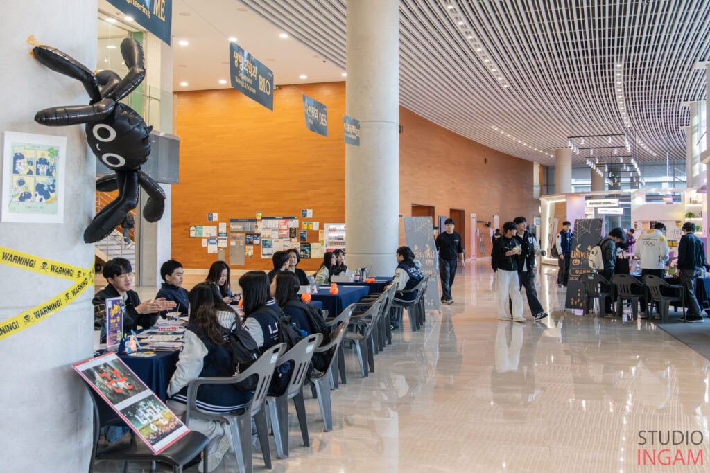 행사장에는 할로윈 콘셉트 장식과 다양한 체험·이벤트가 마련돼 학생들의 발길이 이어졌다.